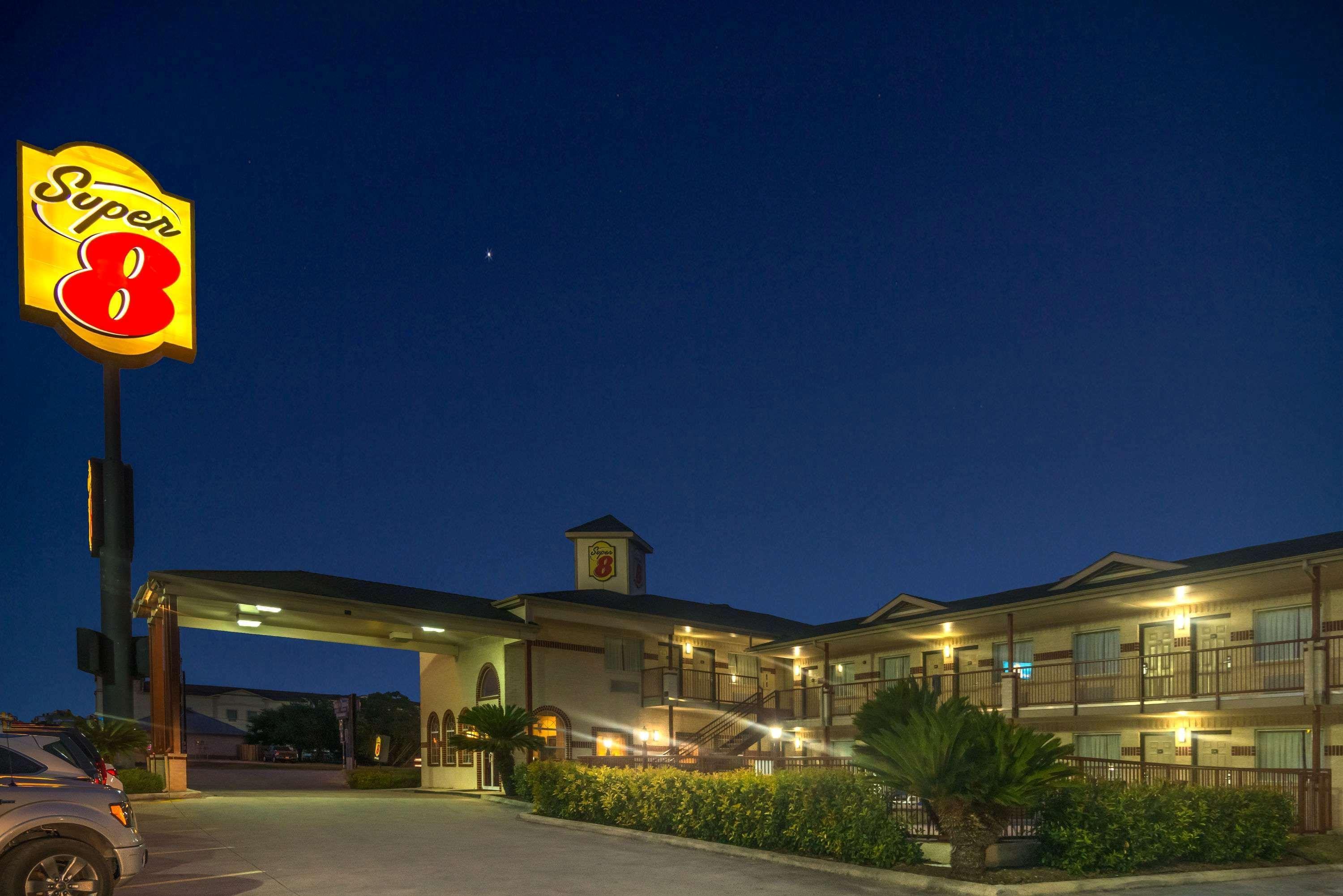 Hill Country Inn & Suites - New Braunfels, Gruene Exterior photo