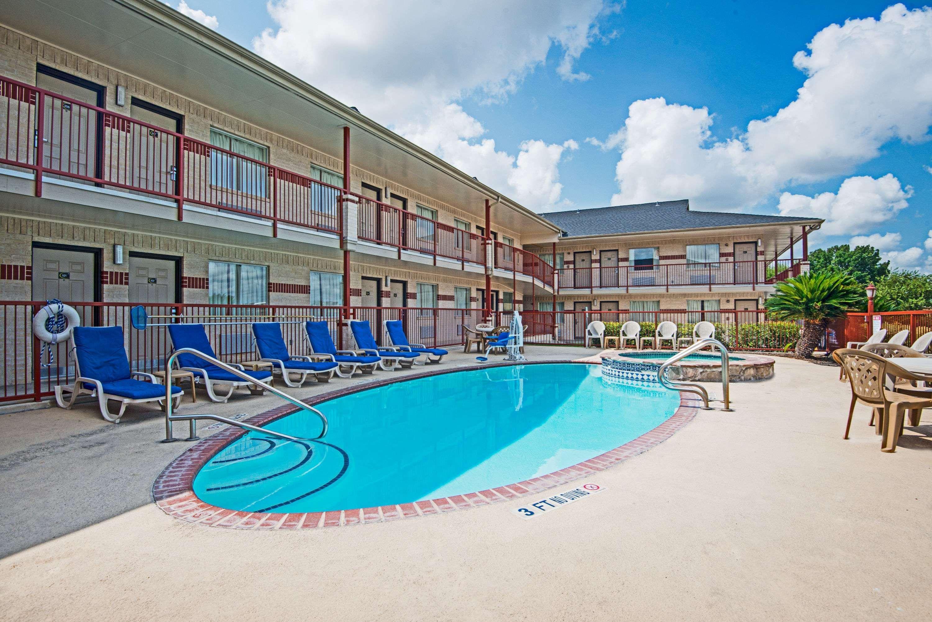 Hill Country Inn & Suites - New Braunfels, Gruene Exterior photo